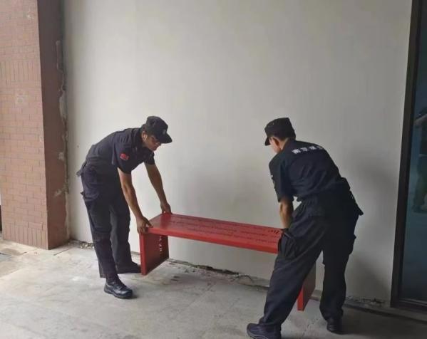 C:/Users/BA/Desktop/風(fēng)雨過(guò)后南京保安迅速行動(dòng)，恢復(fù)安“寧”面貌/6.jpg6