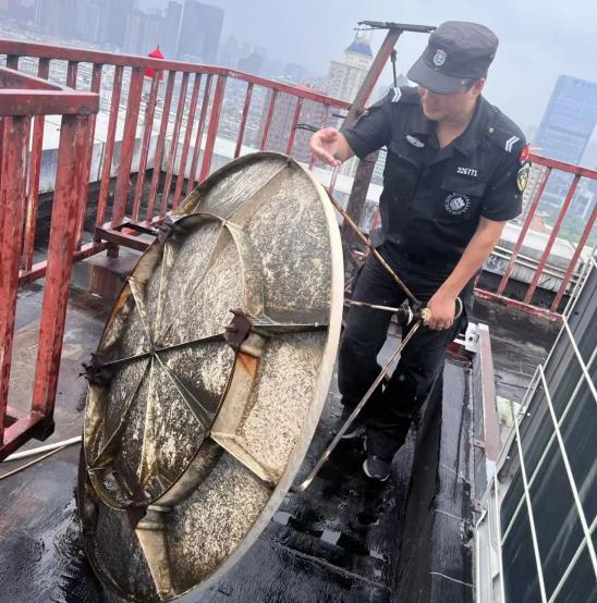 C:/Users/BA/Desktop/風(fēng)雨過(guò)后南京保安迅速行動(dòng)，恢復(fù)安“寧”面貌/11.jpg11