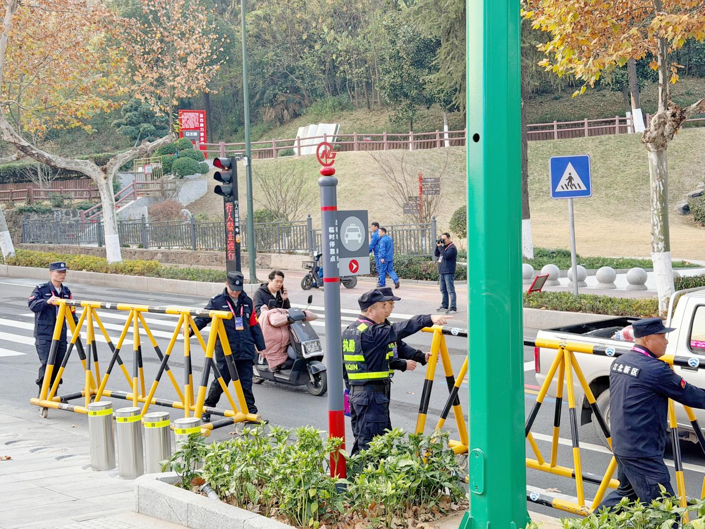 E:/25.12.10后 上傳網(wǎng)站留存/“保安衛(wèi)士”護(hù)航，熱血燃賽場！——南京市保安服務(wù)有限公司大廠分公司保障WCBA女籃聯(lián)賽激情開燃/照片/微信圖片_20251210163658_265_1.jpg微信圖片_20251210163658_265_1