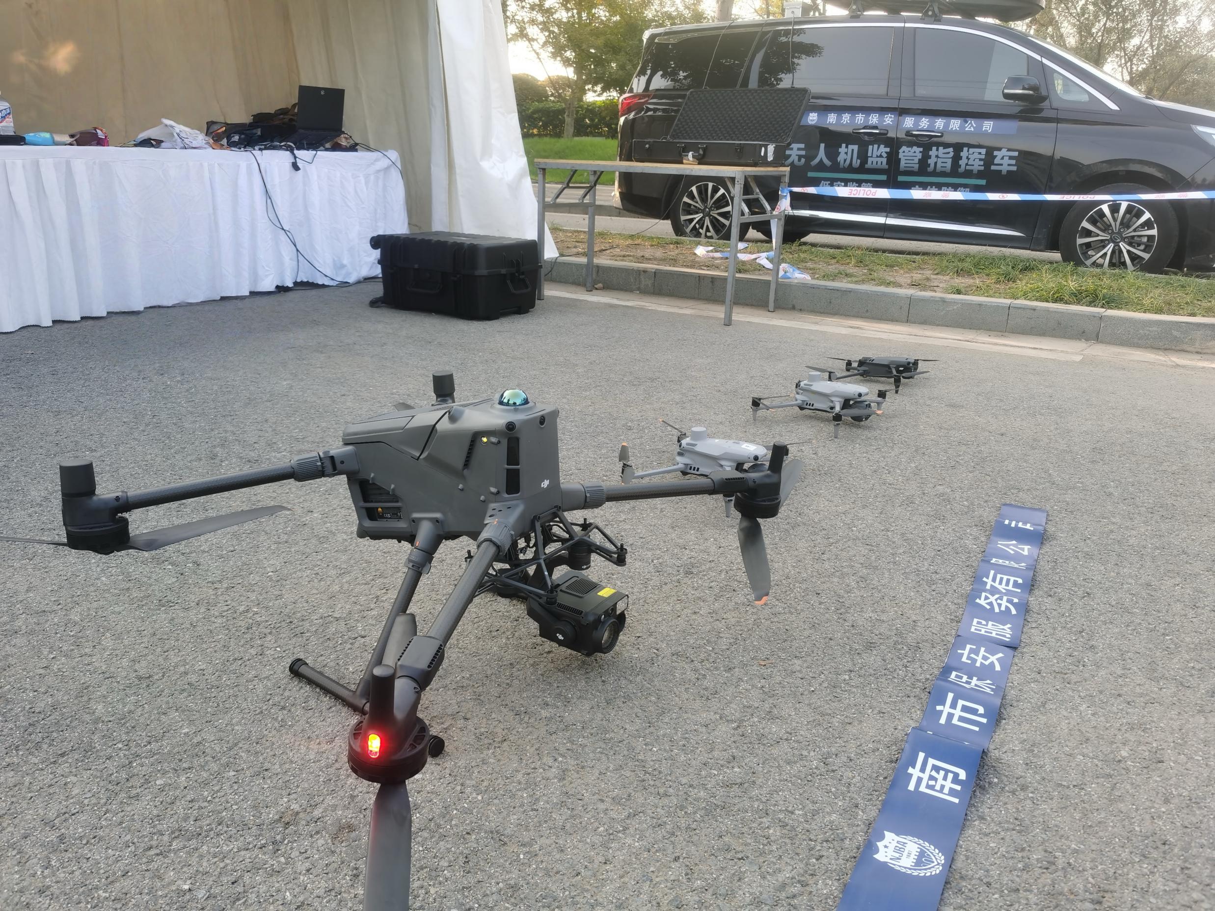 E:/25.12.10后 上傳網(wǎng)站留存/【回首2025】南京保安“五新”答卷迎接“十五五”/回首2025照片/07 無人機(jī)-大活現(xiàn)場(chǎng).jpg07 無人機(jī)-大活現(xiàn)場(chǎng)